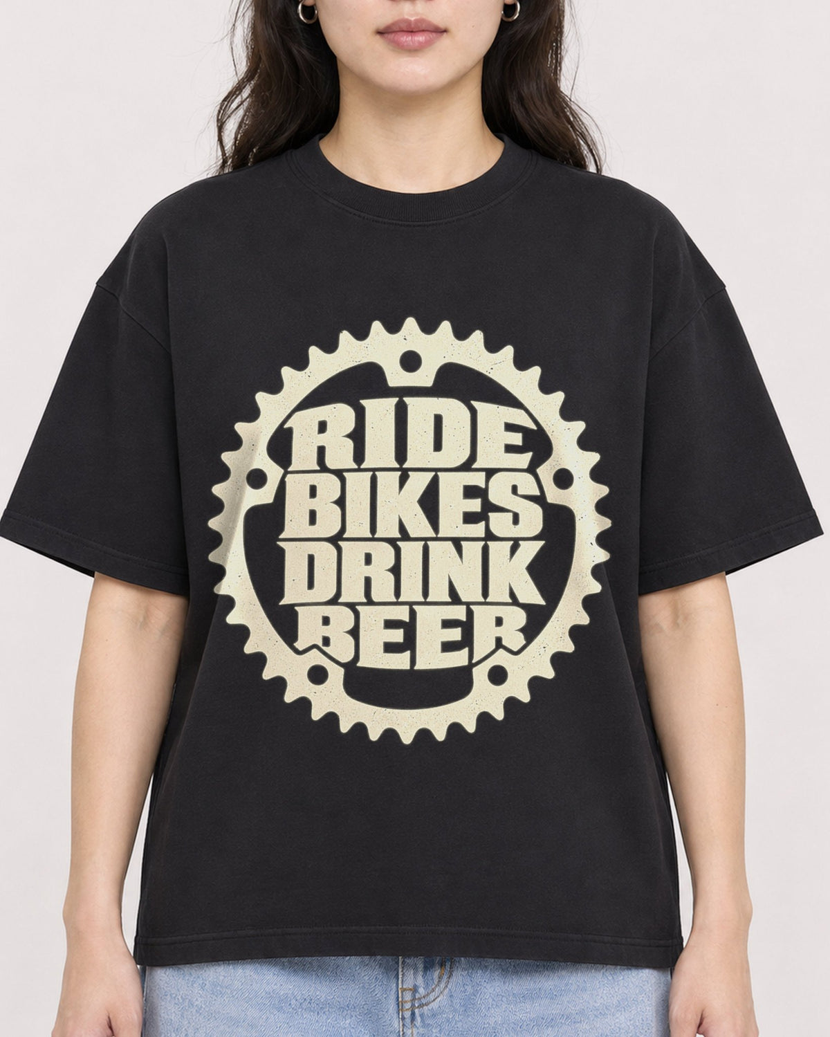 Mockup Boxy Heavyweight Tee Black female close-up 03