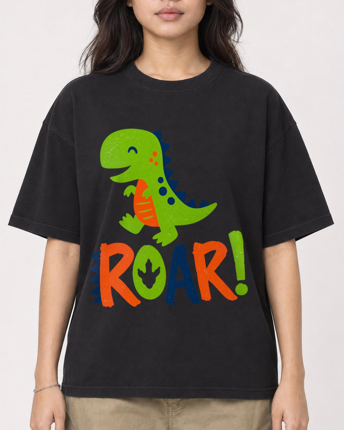 Mockup Boxy Heavyweight Tee Black female close-up 02