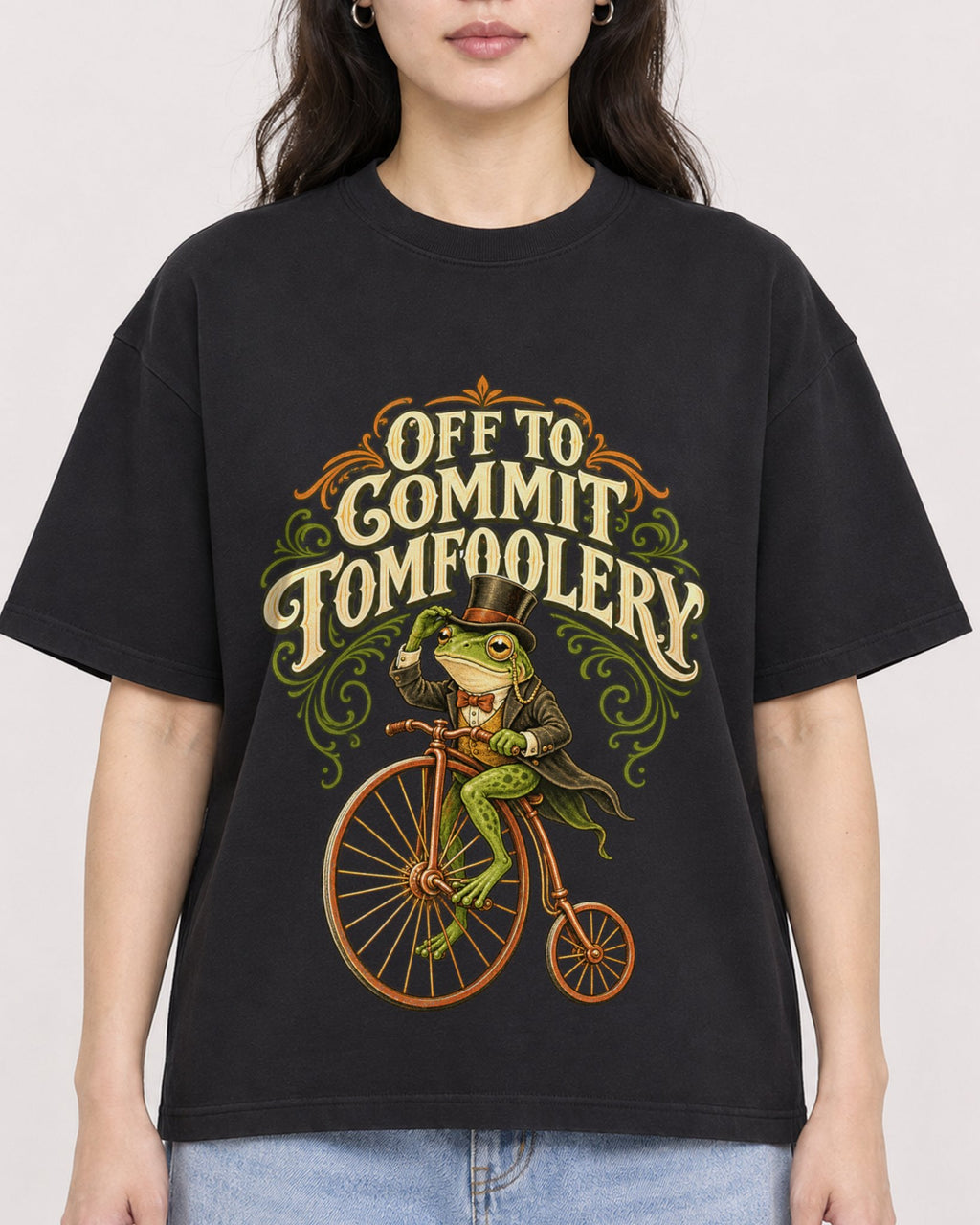 Mockup Boxy Heavyweight Tee Black female close-up 03