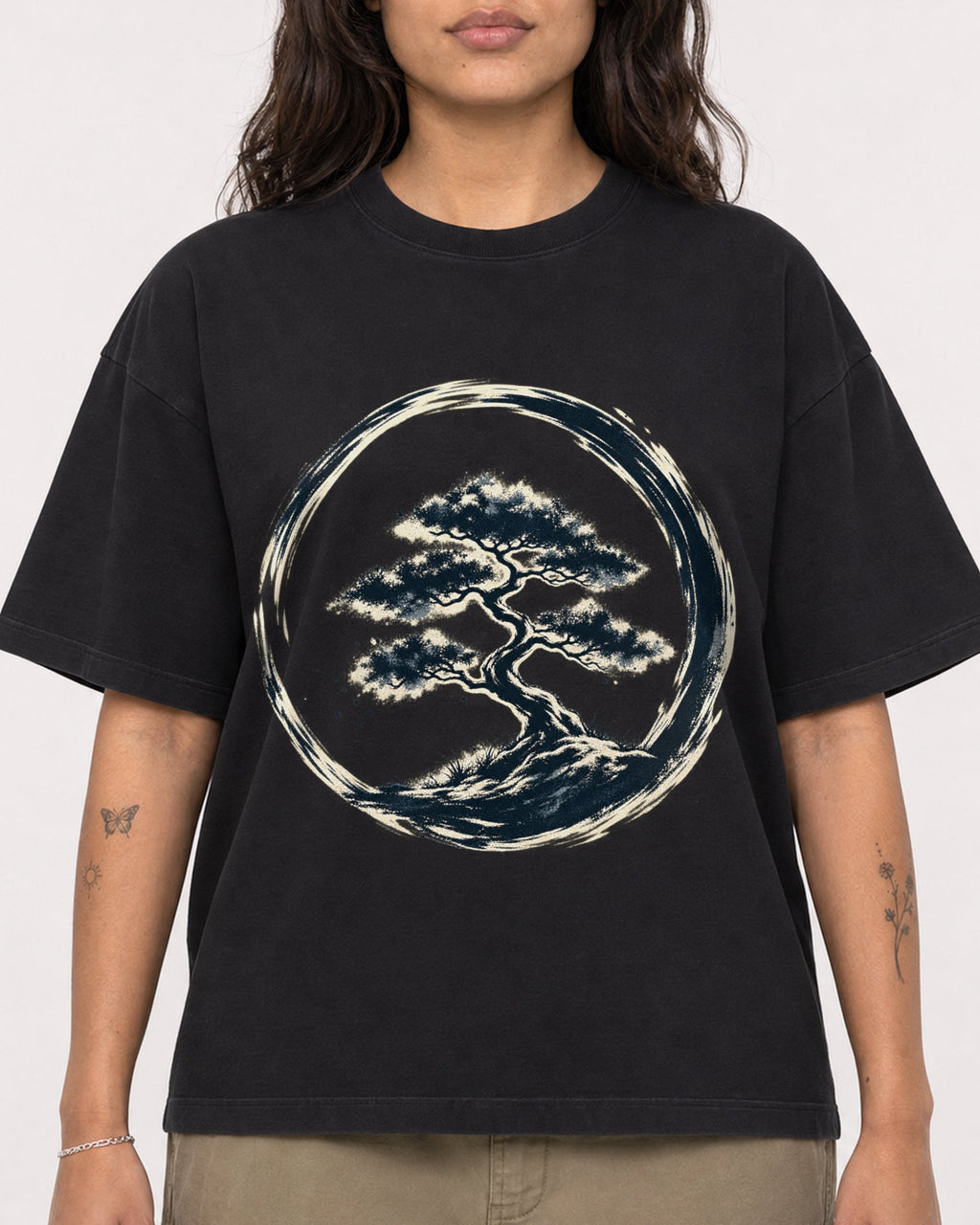 Mockup Boxy Heavyweight Tee Black female close-up 06