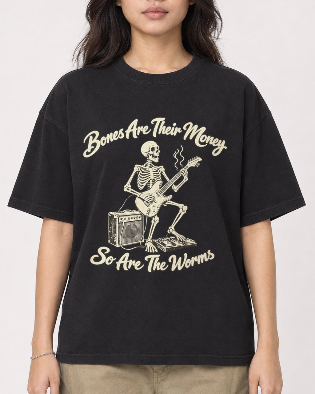 Mockup Boxy Heavyweight Tee Black female close-up 02