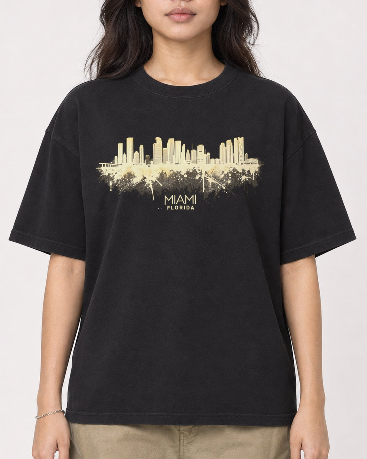 Mockup Boxy Heavyweight Tee Black female close-up 02