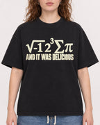 Mockup Boxy Heavyweight Tee Black female close-up 09