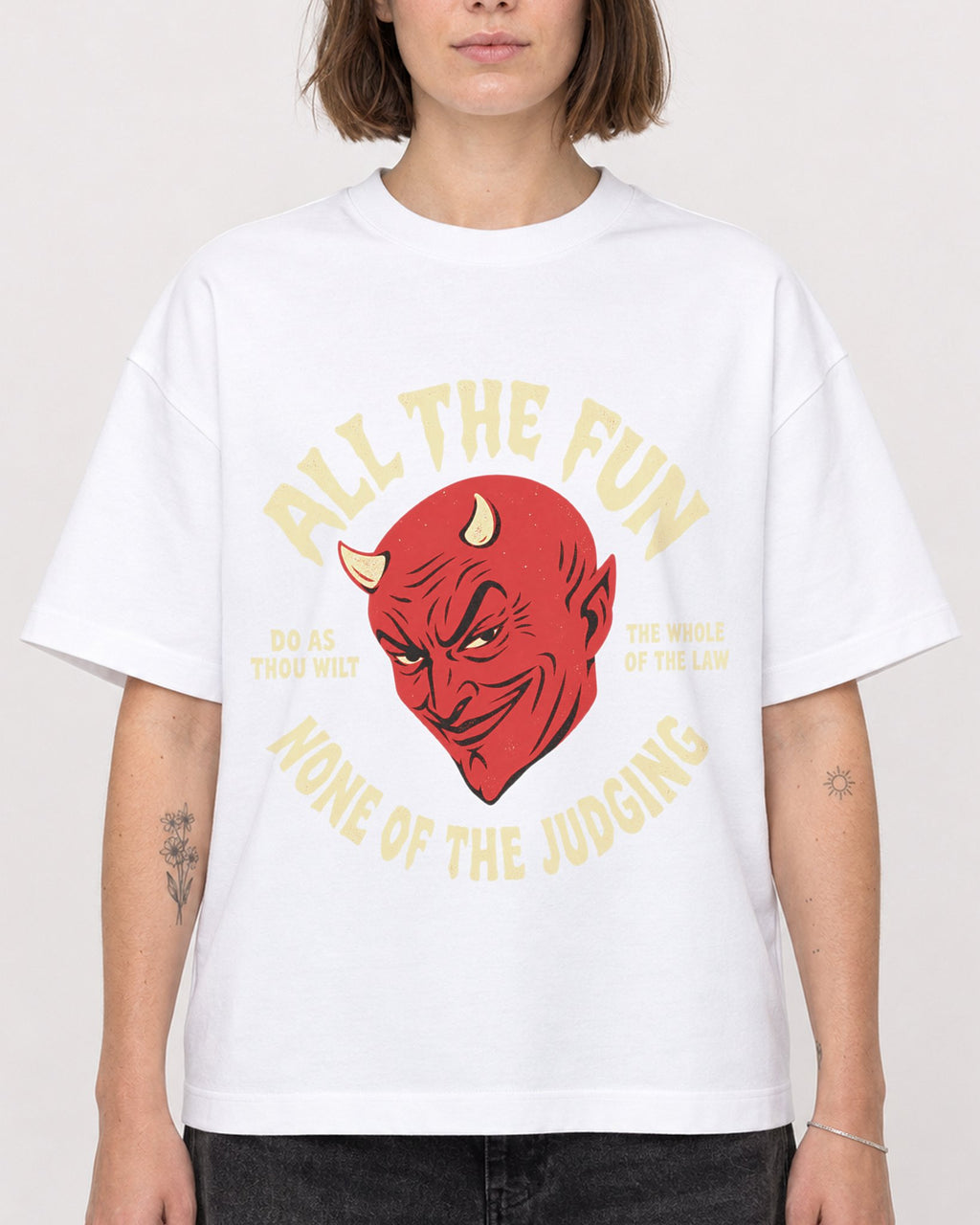 Mockup Boxy Heavyweight Tee White female close-up 18