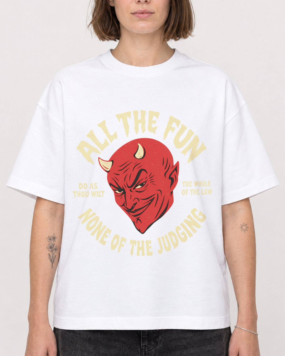 Mockup Boxy Heavyweight Tee White female close-up 18