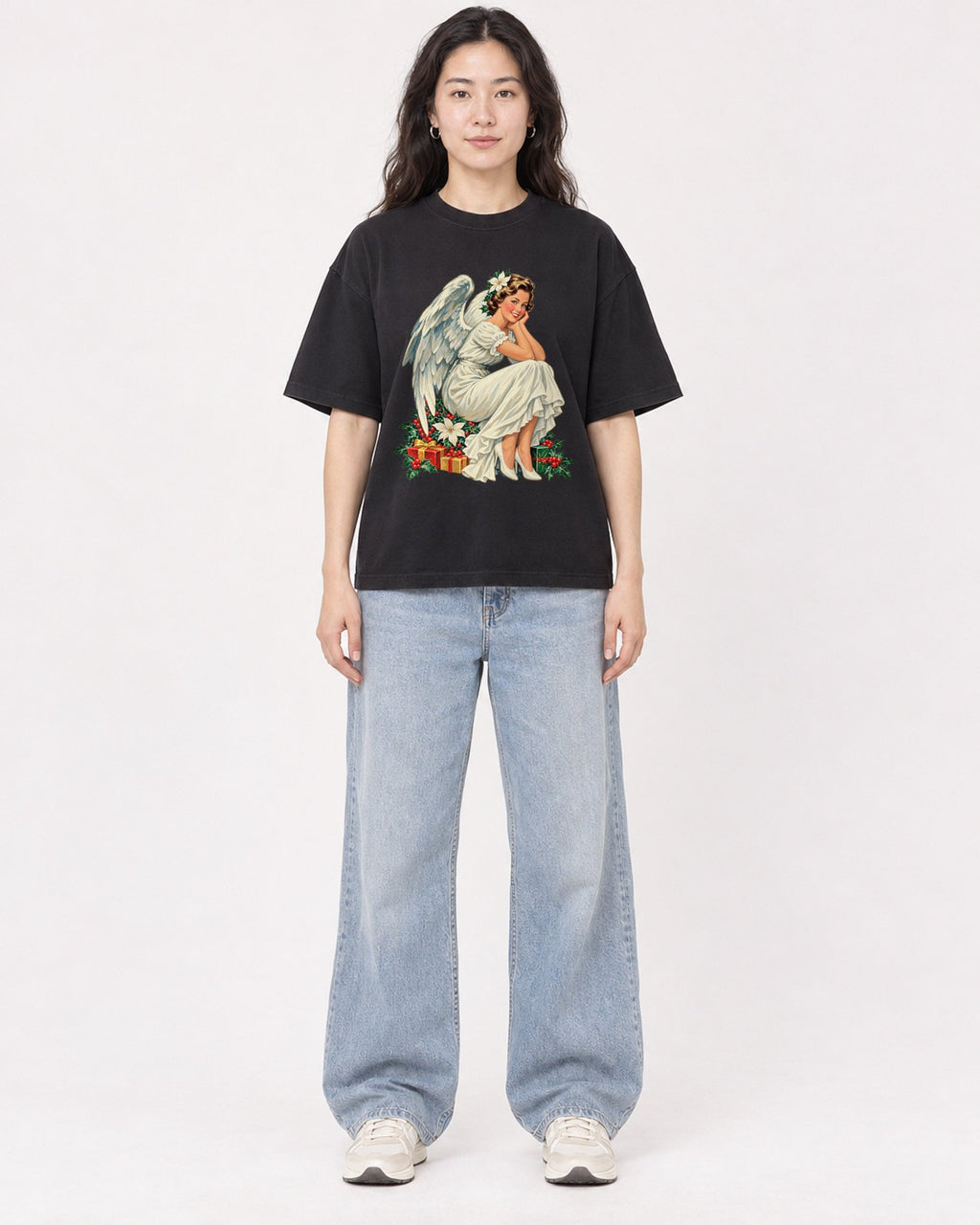 Mockup Boxy Heavyweight Tee Black female full-body 03