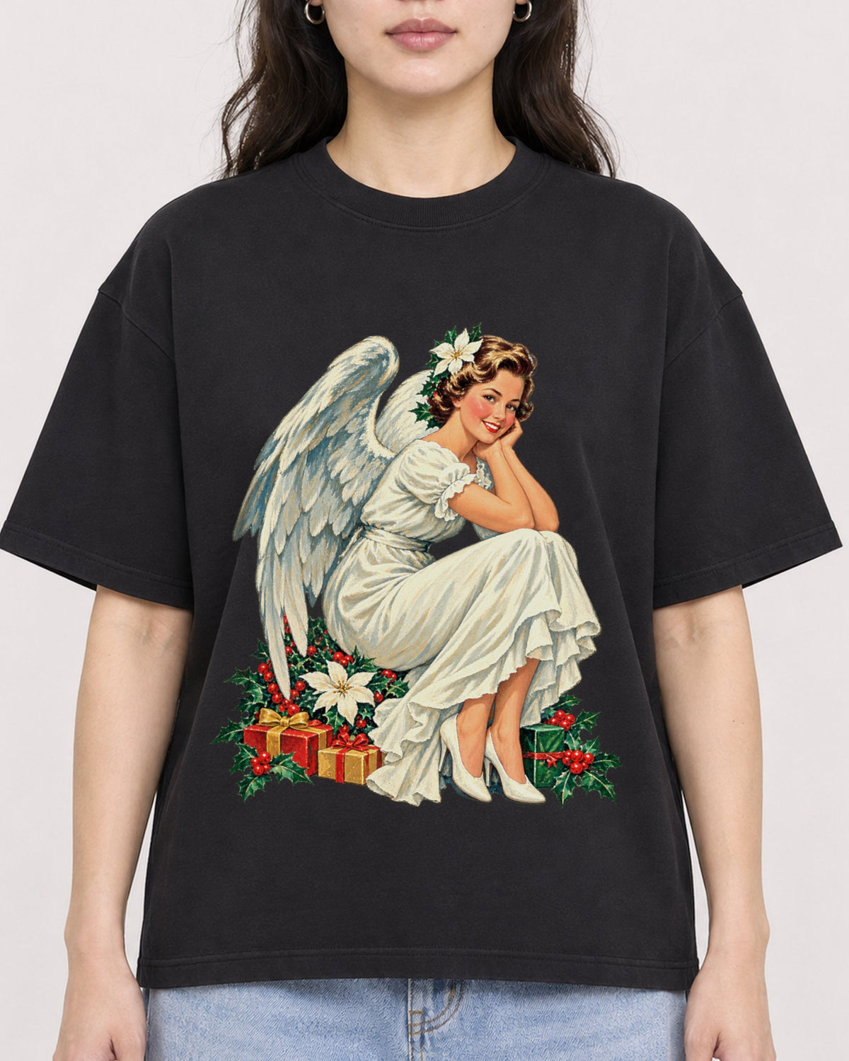 Mockup Boxy Heavyweight Tee Black female close-up 03