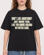 Mockup Boxy Heavyweight Tee Black female close-up 09