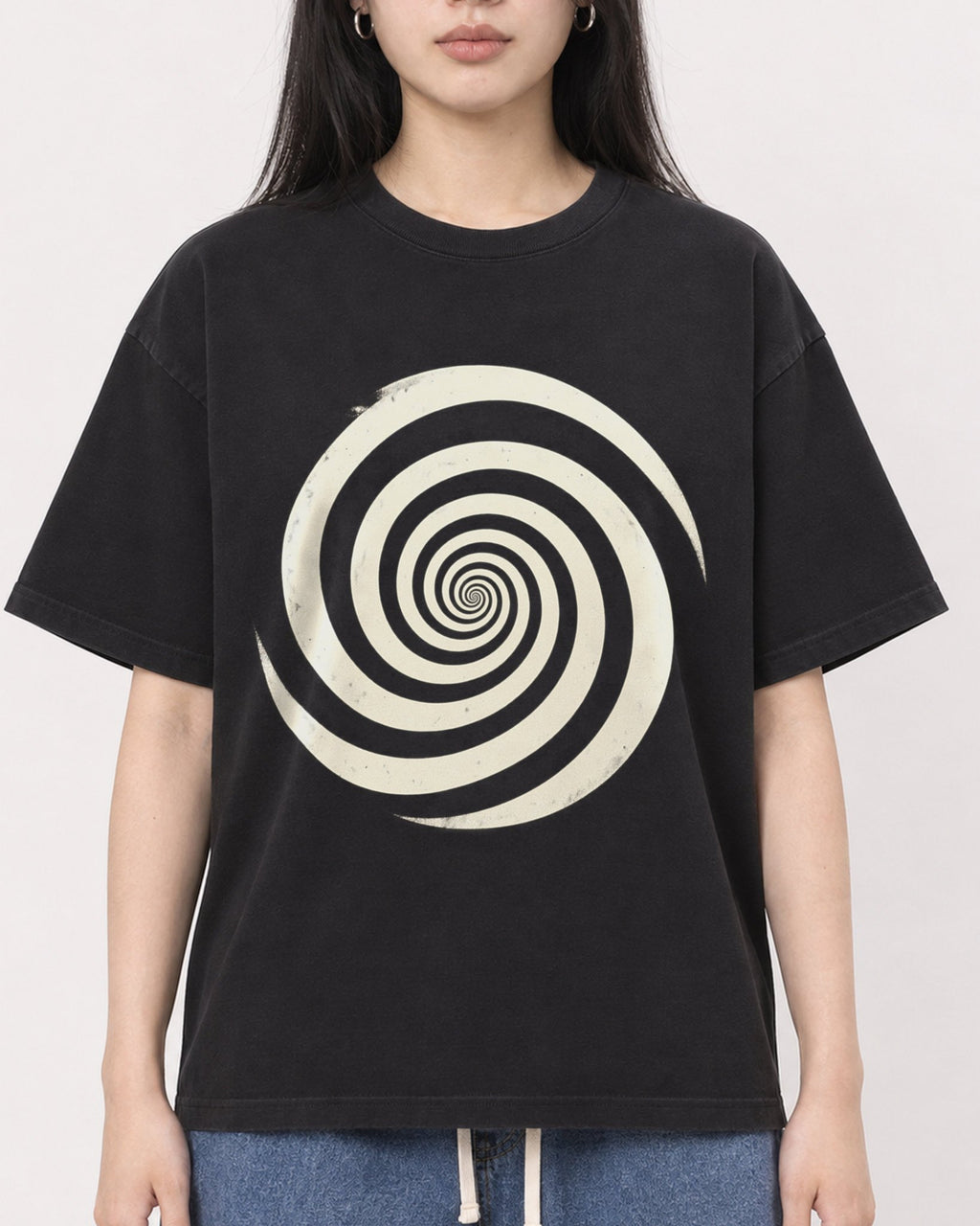 Mockup Boxy Heavyweight Tee Black female close-up 01