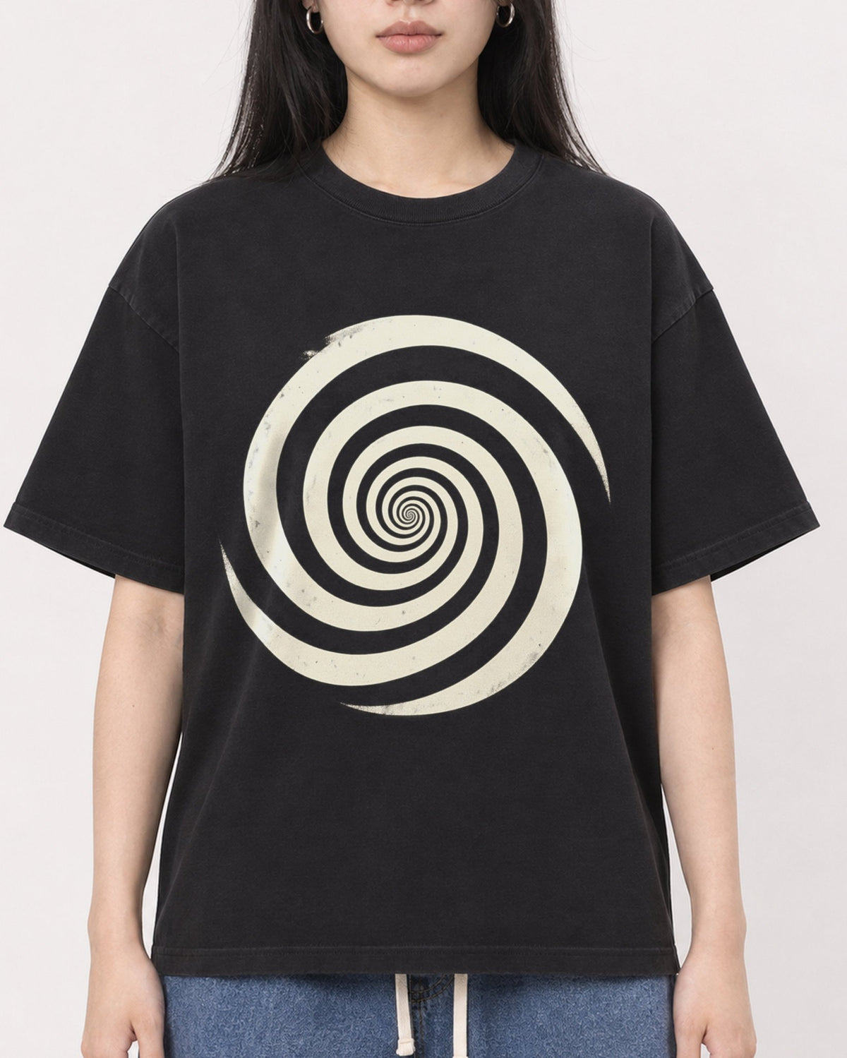 Mockup Boxy Heavyweight Tee Black female close-up 01