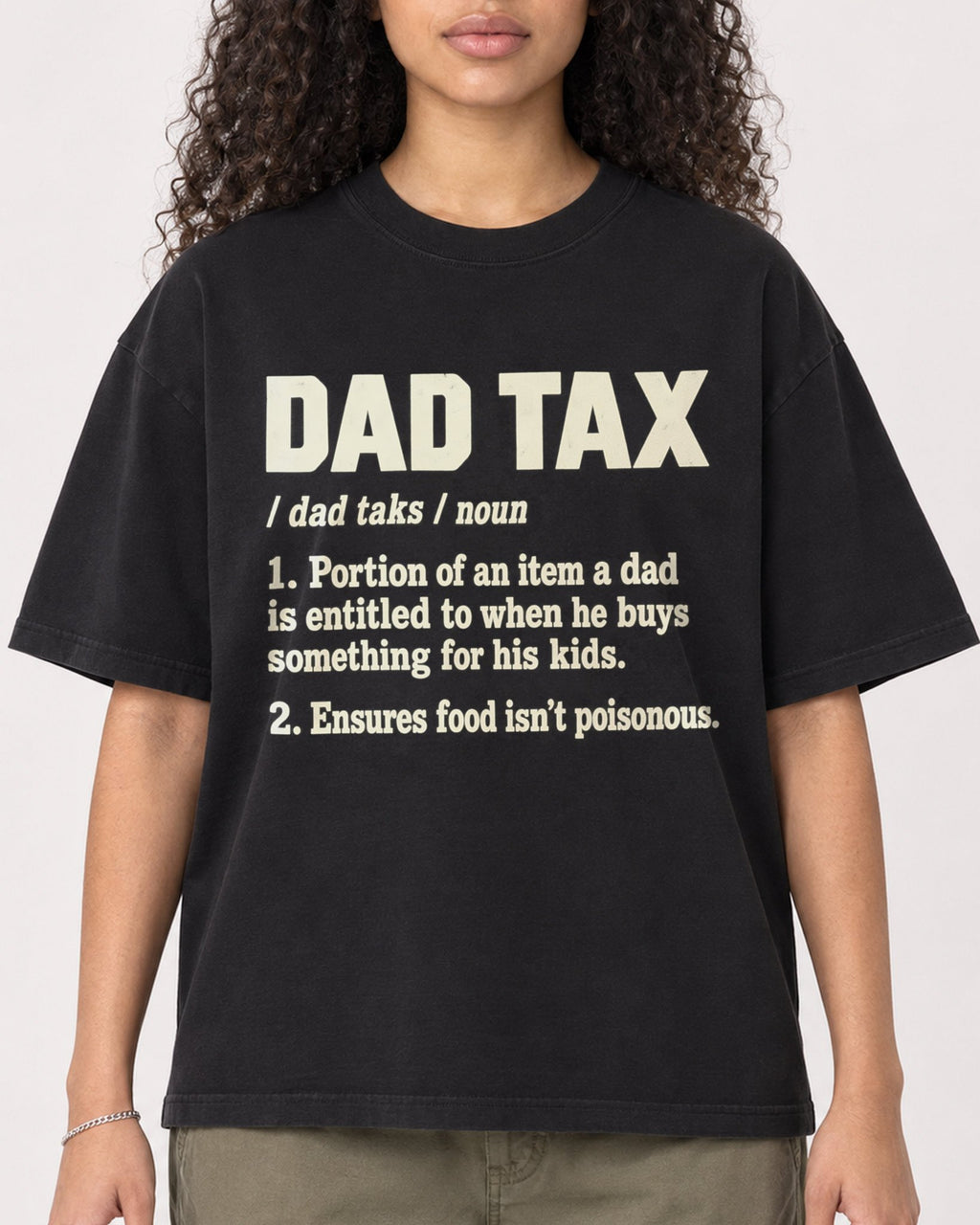 Mockup Boxy Heavyweight Tee Black female close-up 10
