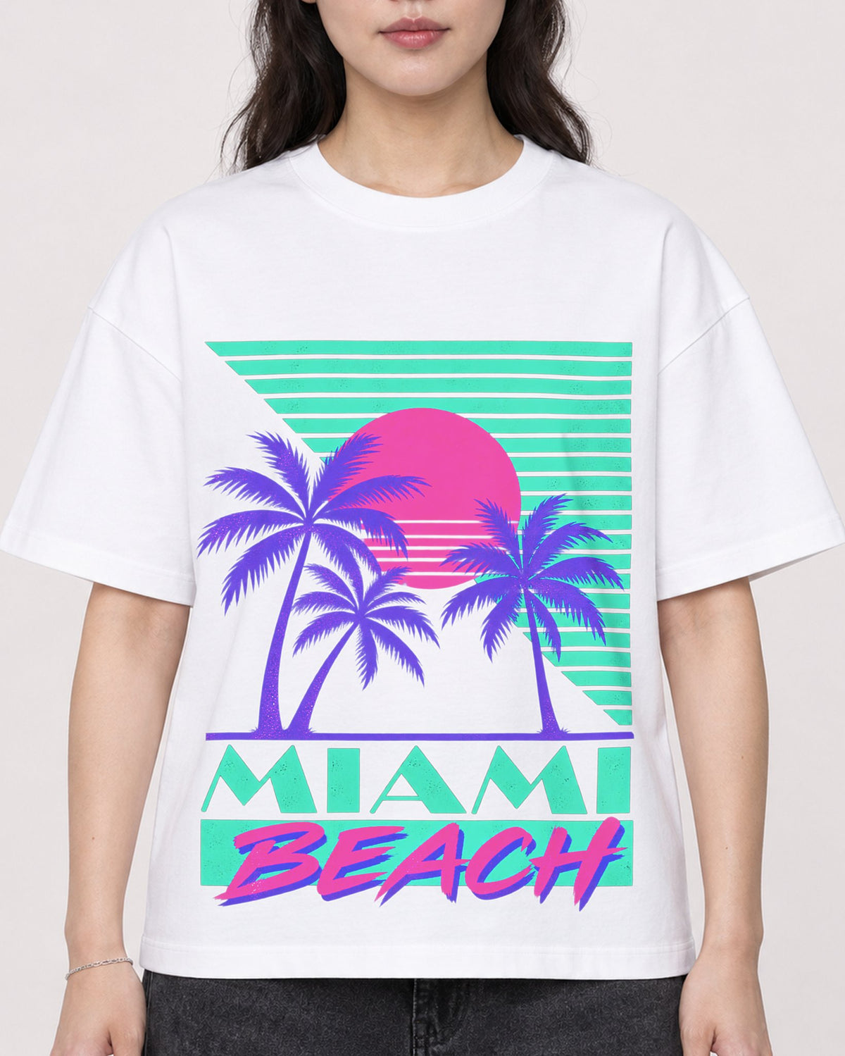 Mockup Boxy Heavyweight Tee White female close-up 03