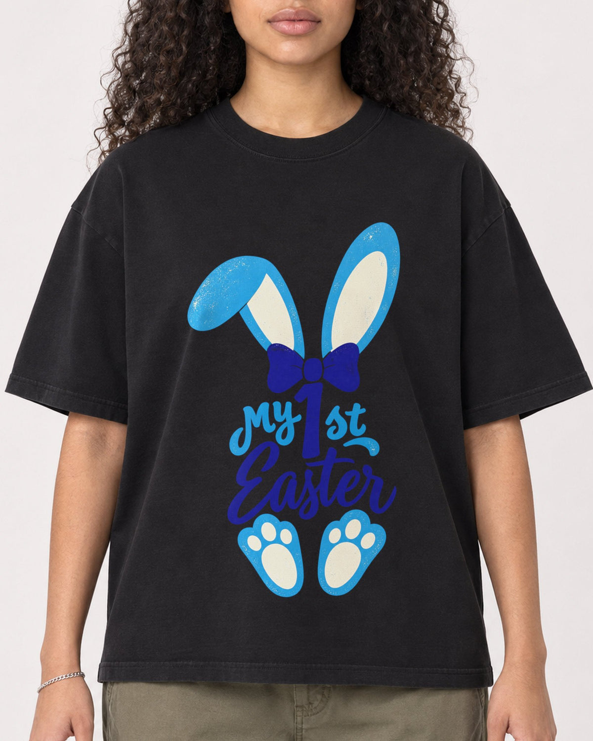 Mockup Boxy Heavyweight Tee Black female close-up 10