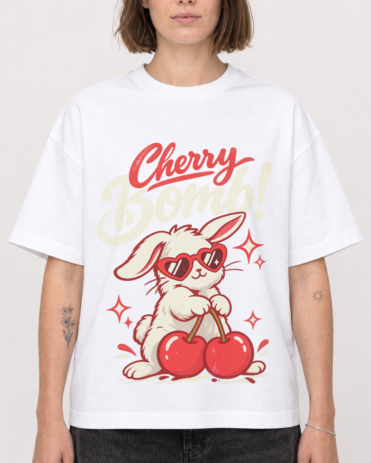 Mockup Boxy Heavyweight Tee White female close-up 18