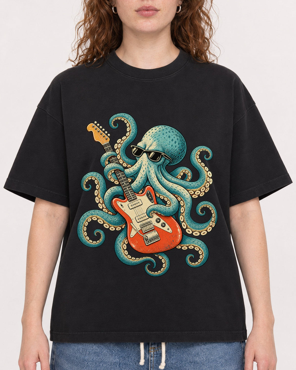 Mockup Boxy Heavyweight Tee Black female close-up 09