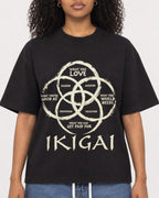Mockup Boxy Heavyweight Tee Black female close-up 05