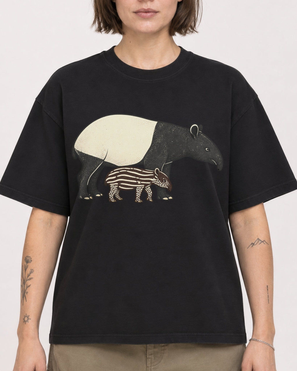 Mockup Boxy Heavyweight Tee Black female close-up 18