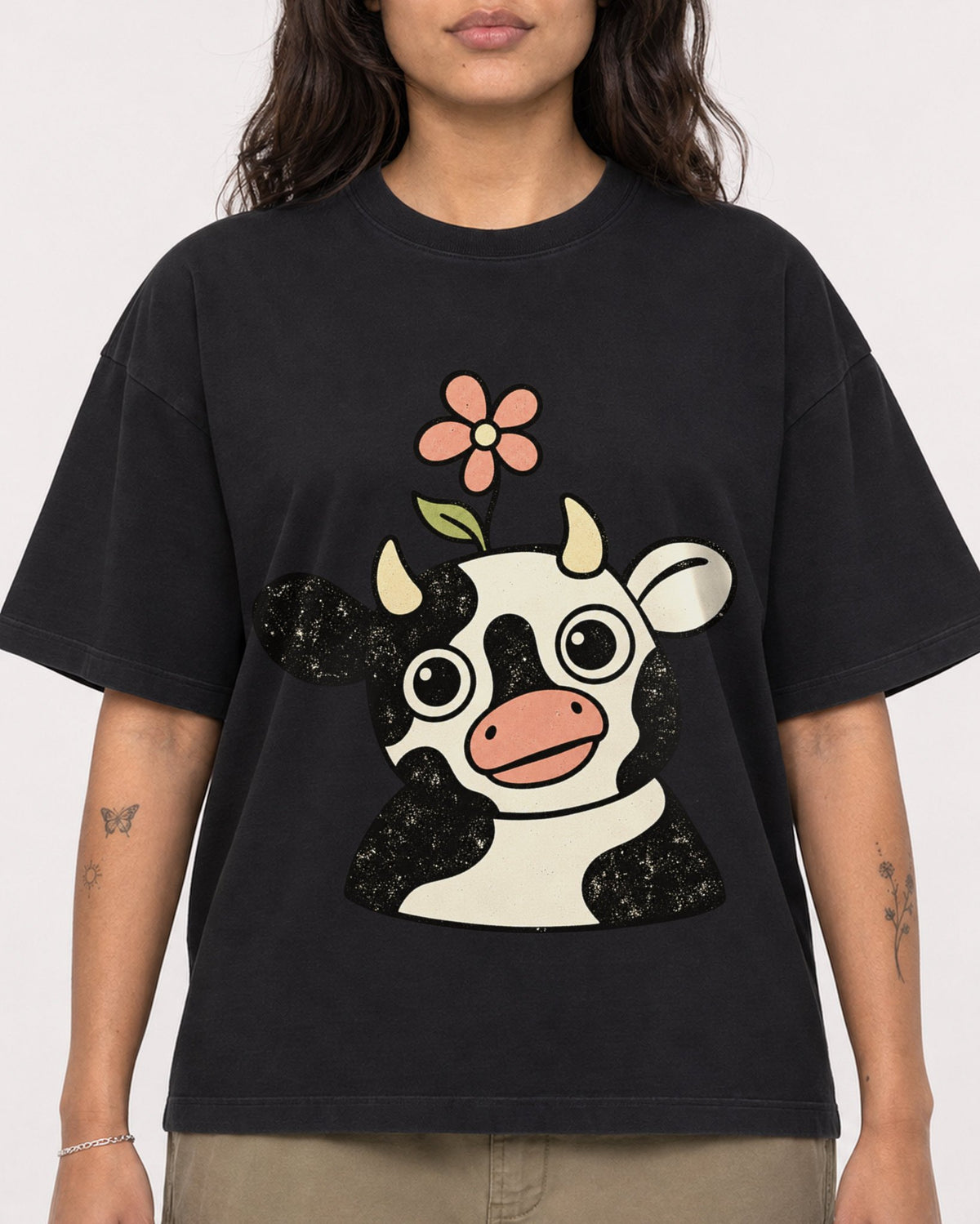 Mockup Boxy Heavyweight Tee Black female close-up 06