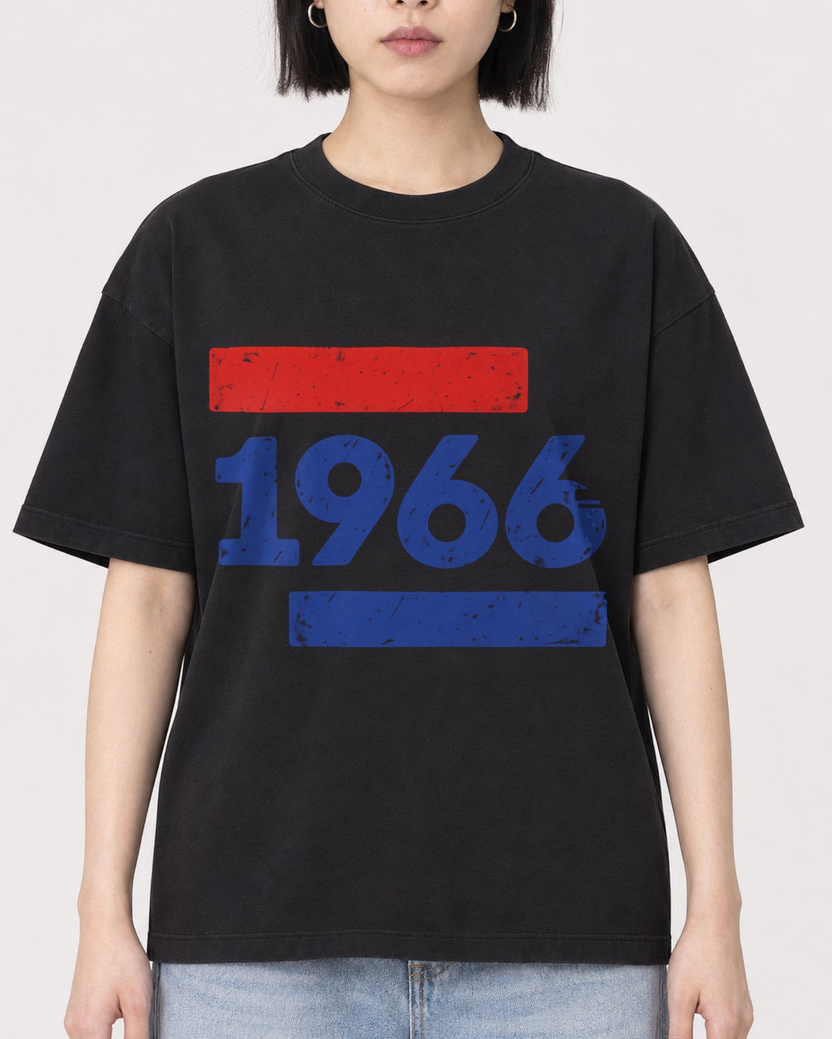 Mockup Boxy Heavyweight Tee Black female close-up 11