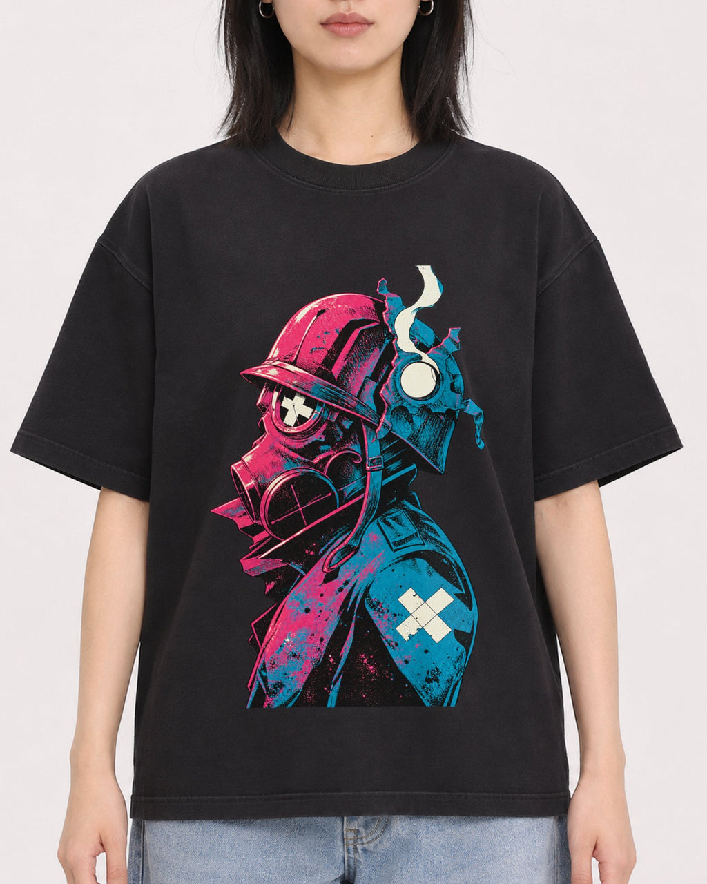 Mockup Boxy Heavyweight Tee Black female close-up 31