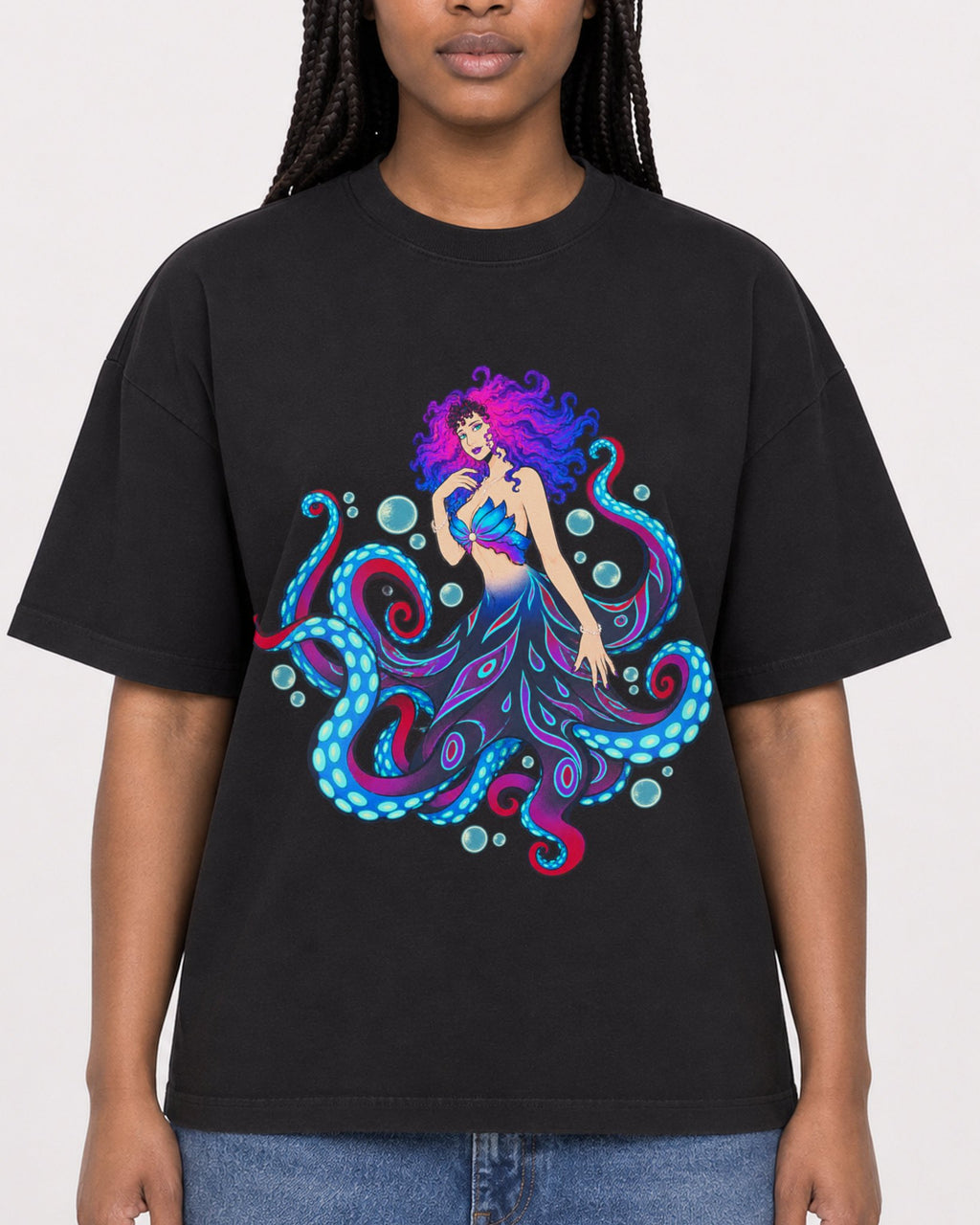 Mockup Boxy Heavyweight Tee Black female close-up 04