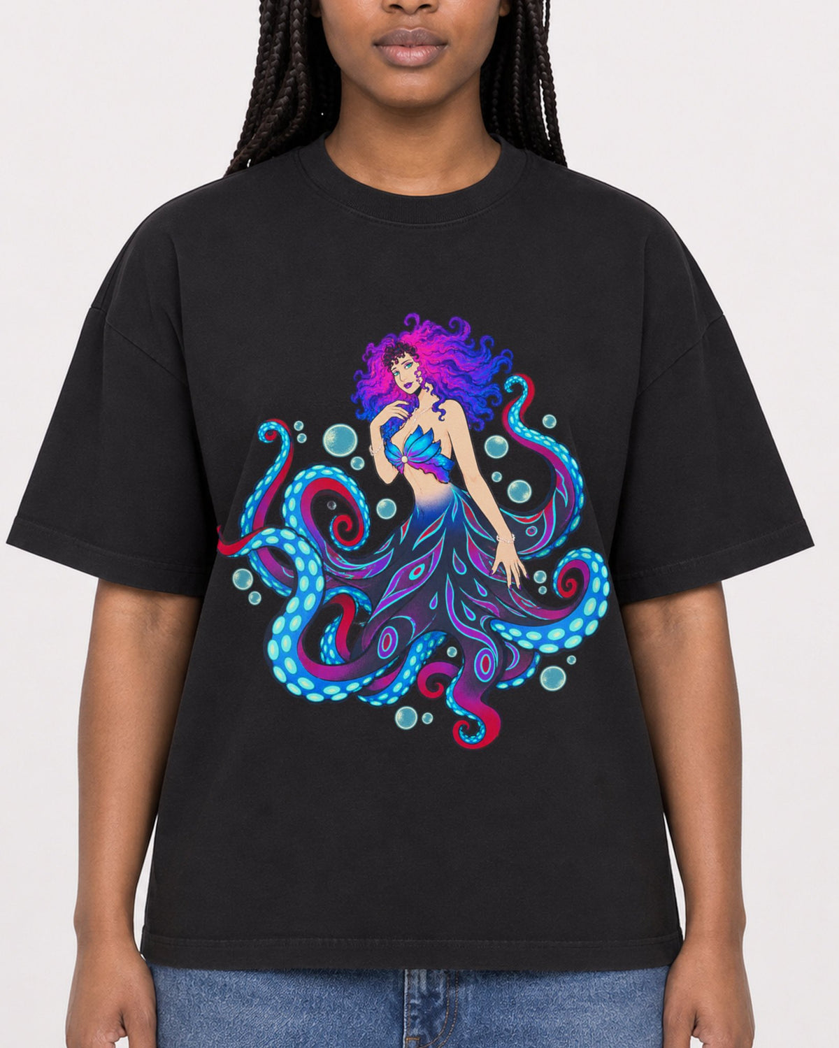 Mockup Boxy Heavyweight Tee Black female close-up 04