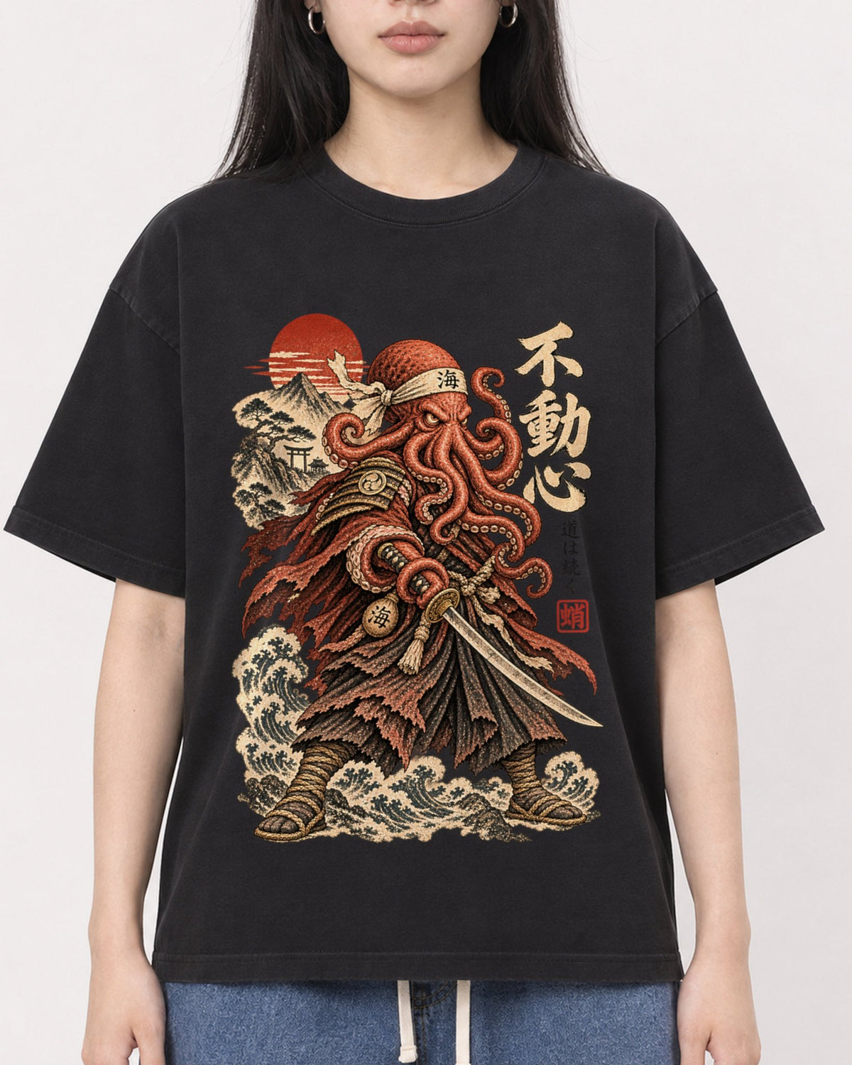 Mockup Boxy Heavyweight Tee Black female close-up 01