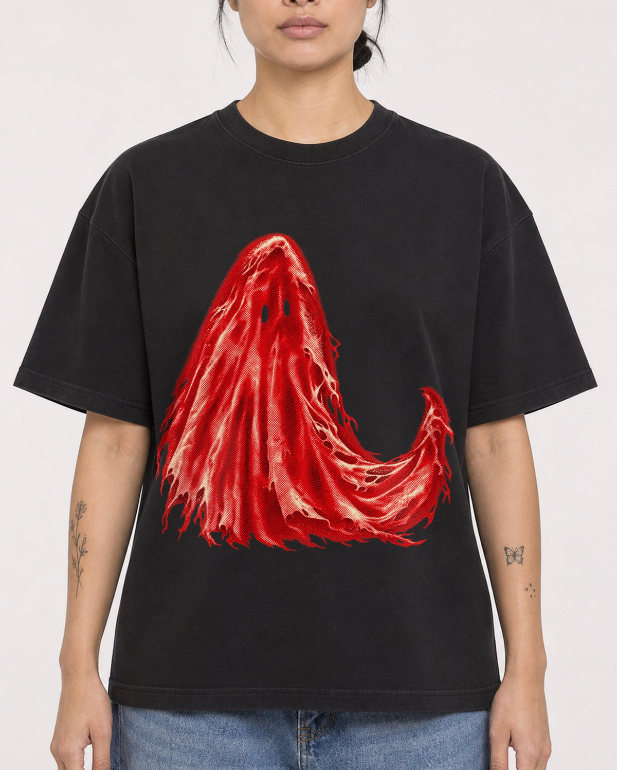 Mockup Boxy Heavyweight Tee Black female close-up 12