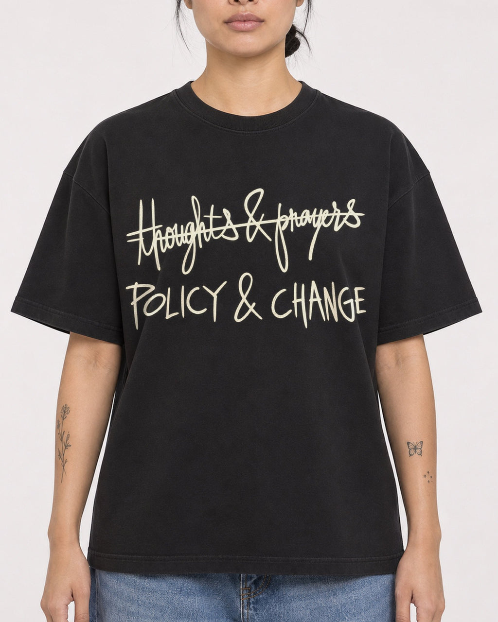 Mockup Boxy Heavyweight Tee Black female close-up 12