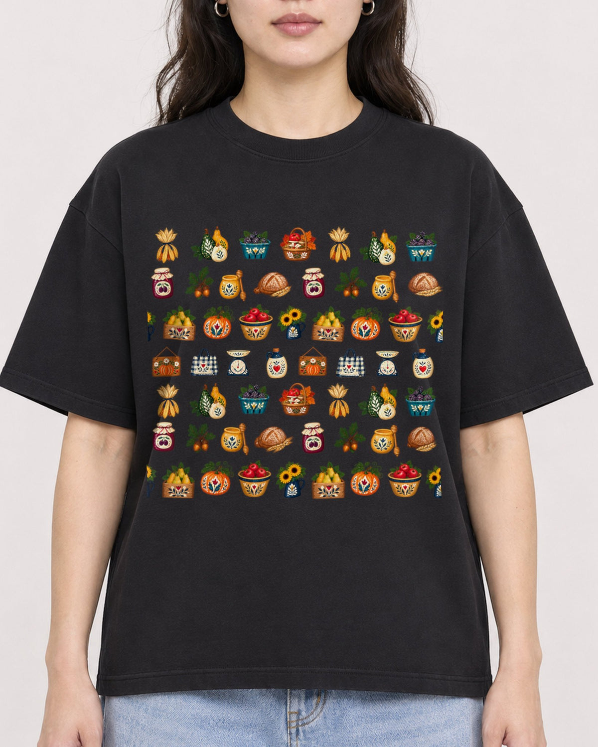 Mockup Boxy Heavyweight Tee Black female close-up 03