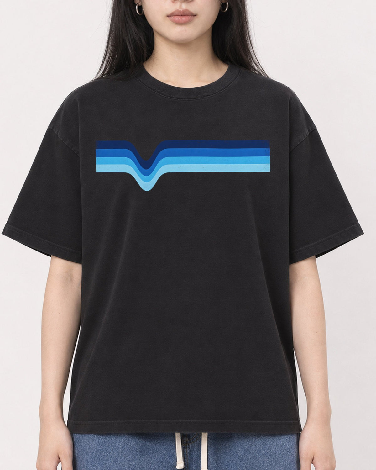 Mockup Boxy Heavyweight Tee Black female close-up 01