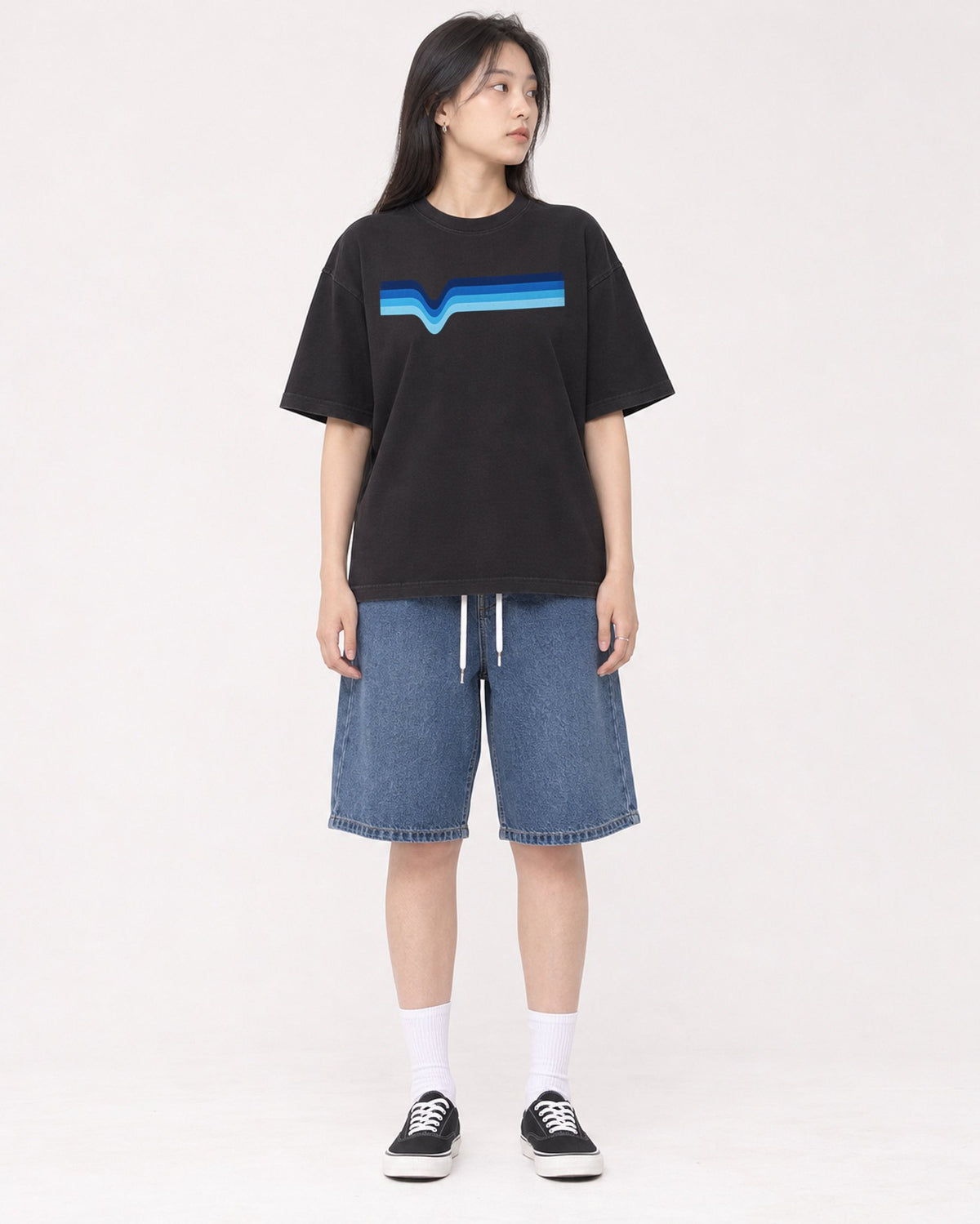 Mockup Boxy Heavyweight Tee Black female full-body 01