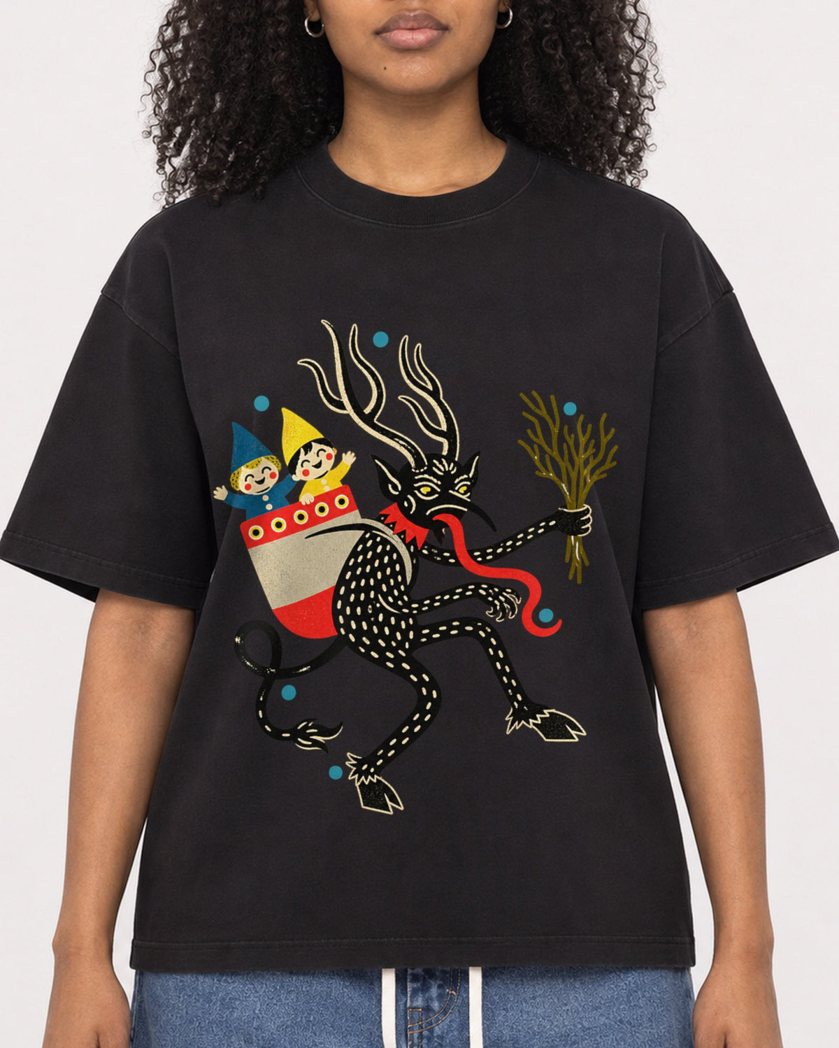 Mockup Boxy Heavyweight Tee Black female close-up 05