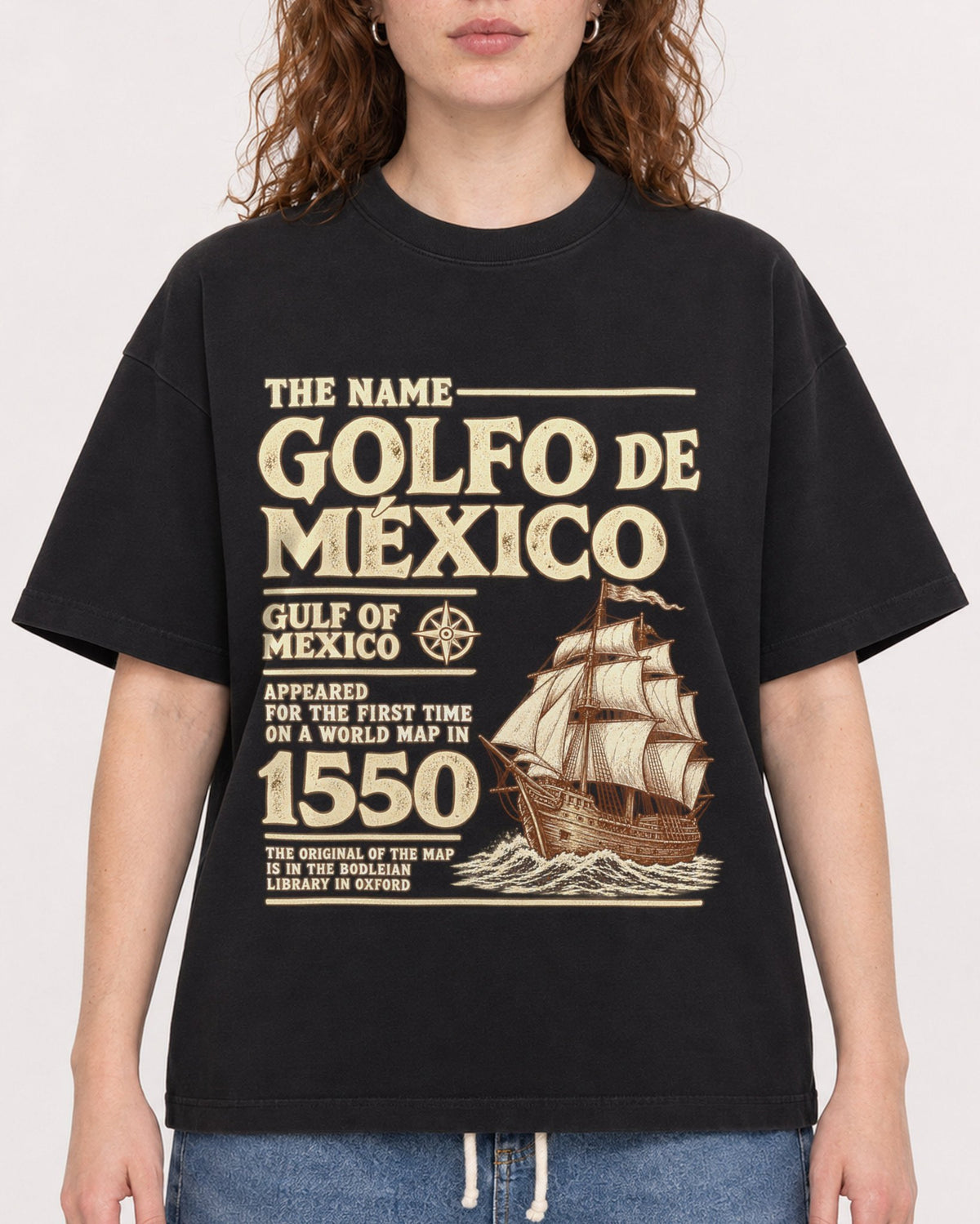 Mockup Boxy Heavyweight Tee Black female close-up 09