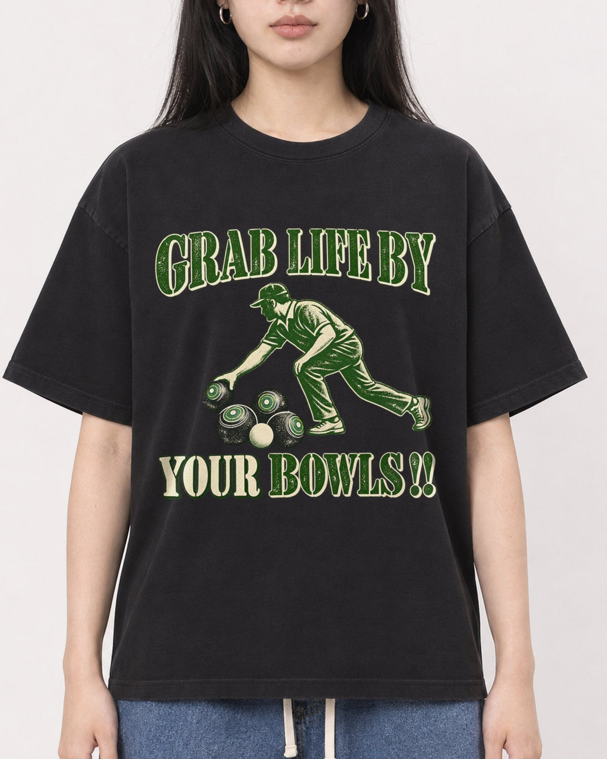 Mockup Boxy Heavyweight Tee Black female close-up 01