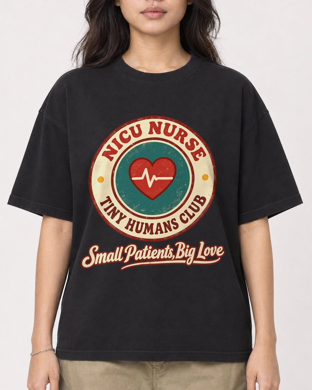 Mockup Boxy Heavyweight Tee Black female close-up 02