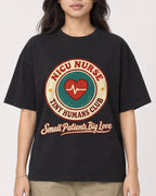 Mockup Boxy Heavyweight Tee Black female close-up 02