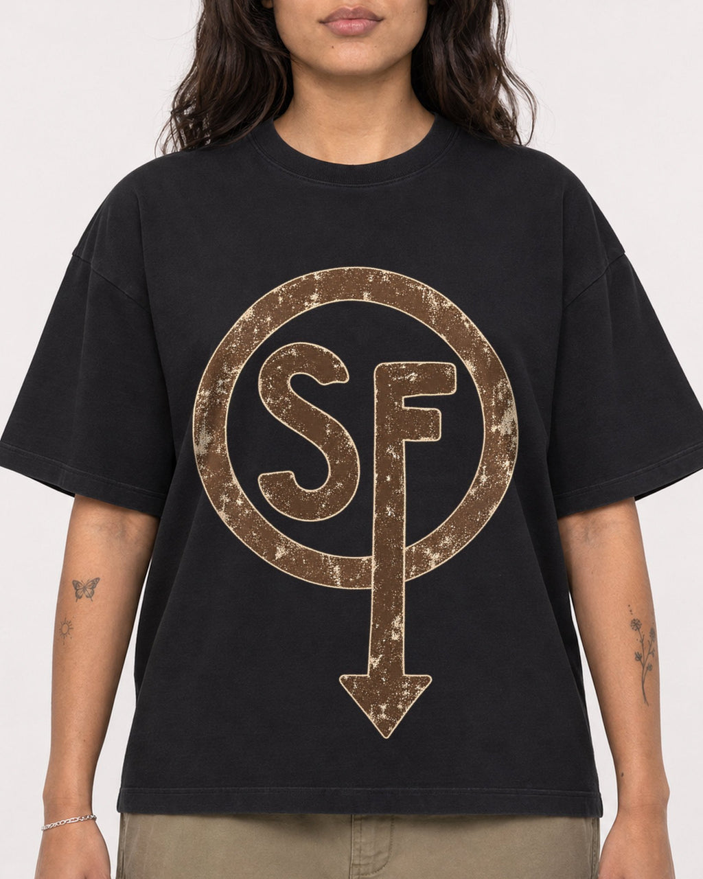 Mockup Boxy Heavyweight Tee Black female close-up 06