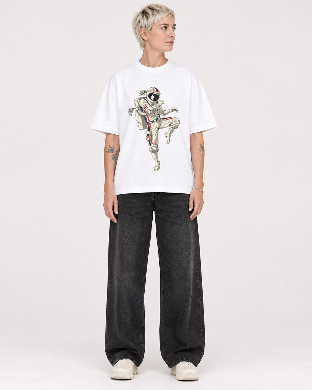 Mockup Boxy Heavyweight Tee White female full-body 48