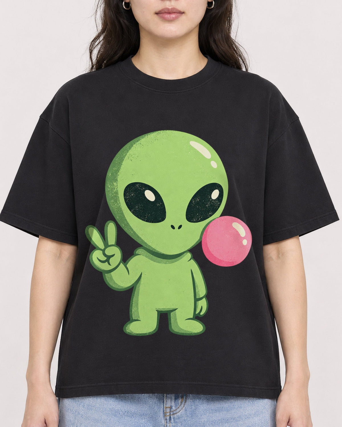 Mockup Boxy Heavyweight Tee Black female close-up 03
