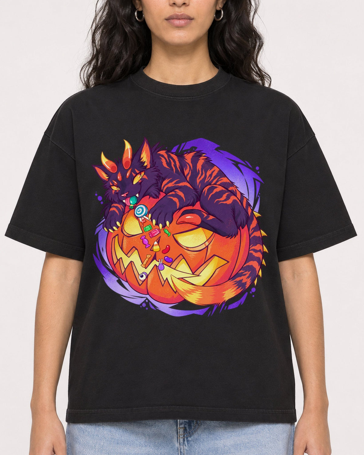 Mockup Boxy Heavyweight Tee Black female close-up 07