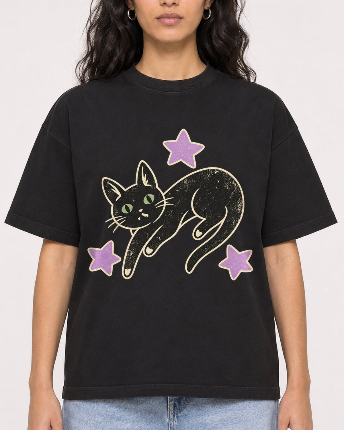 Mockup Boxy Heavyweight Tee Black female close-up 07
