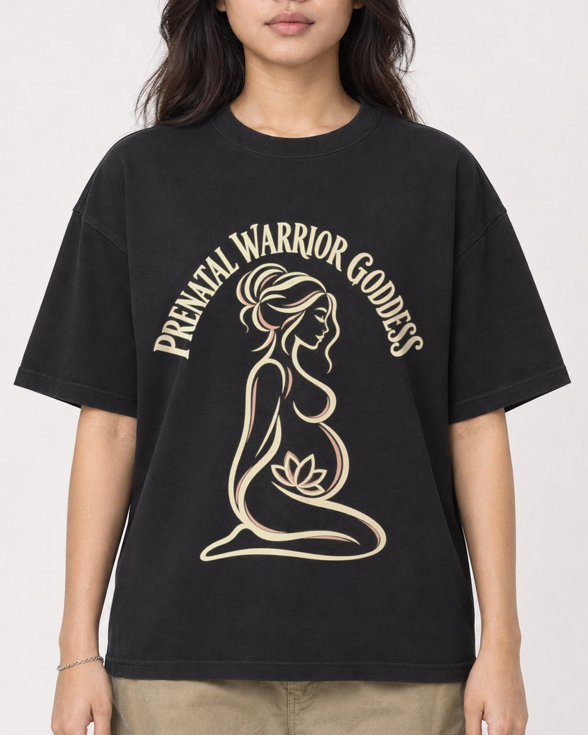 Mockup Boxy Heavyweight Tee Black female close-up 02