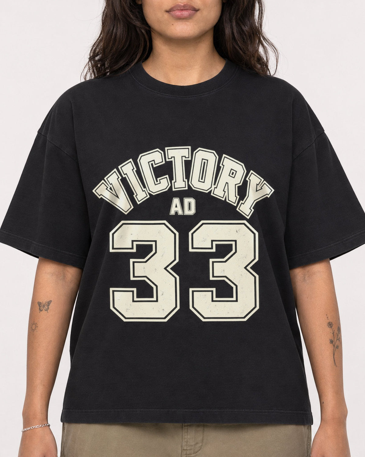 Mockup Boxy Heavyweight Tee Black female close-up 06