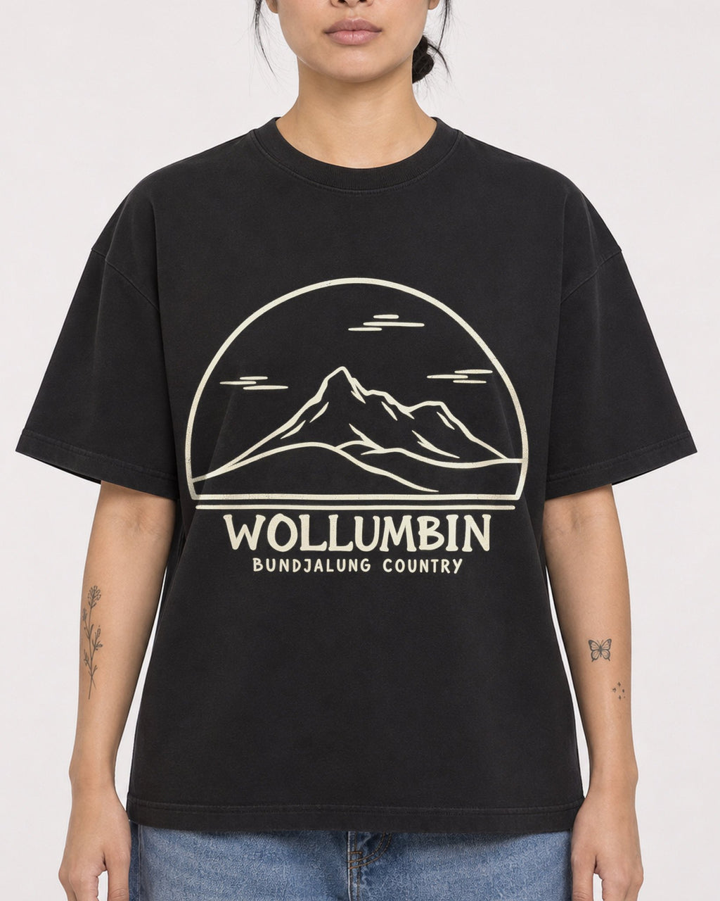 Mockup Boxy Heavyweight Tee Black female close-up 12