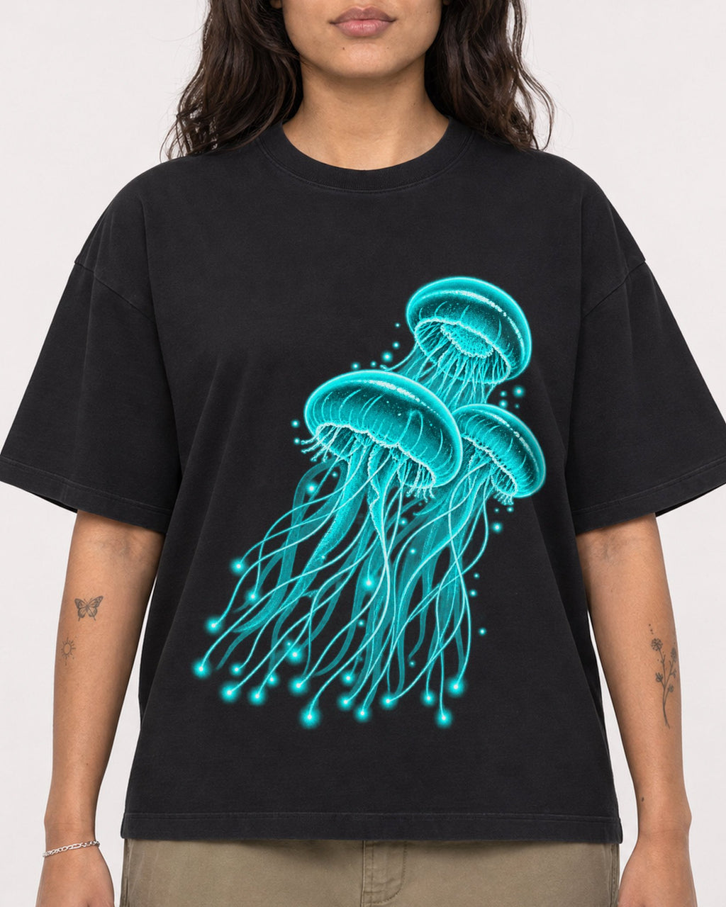 Mockup Boxy Heavyweight Tee Black female close-up 06