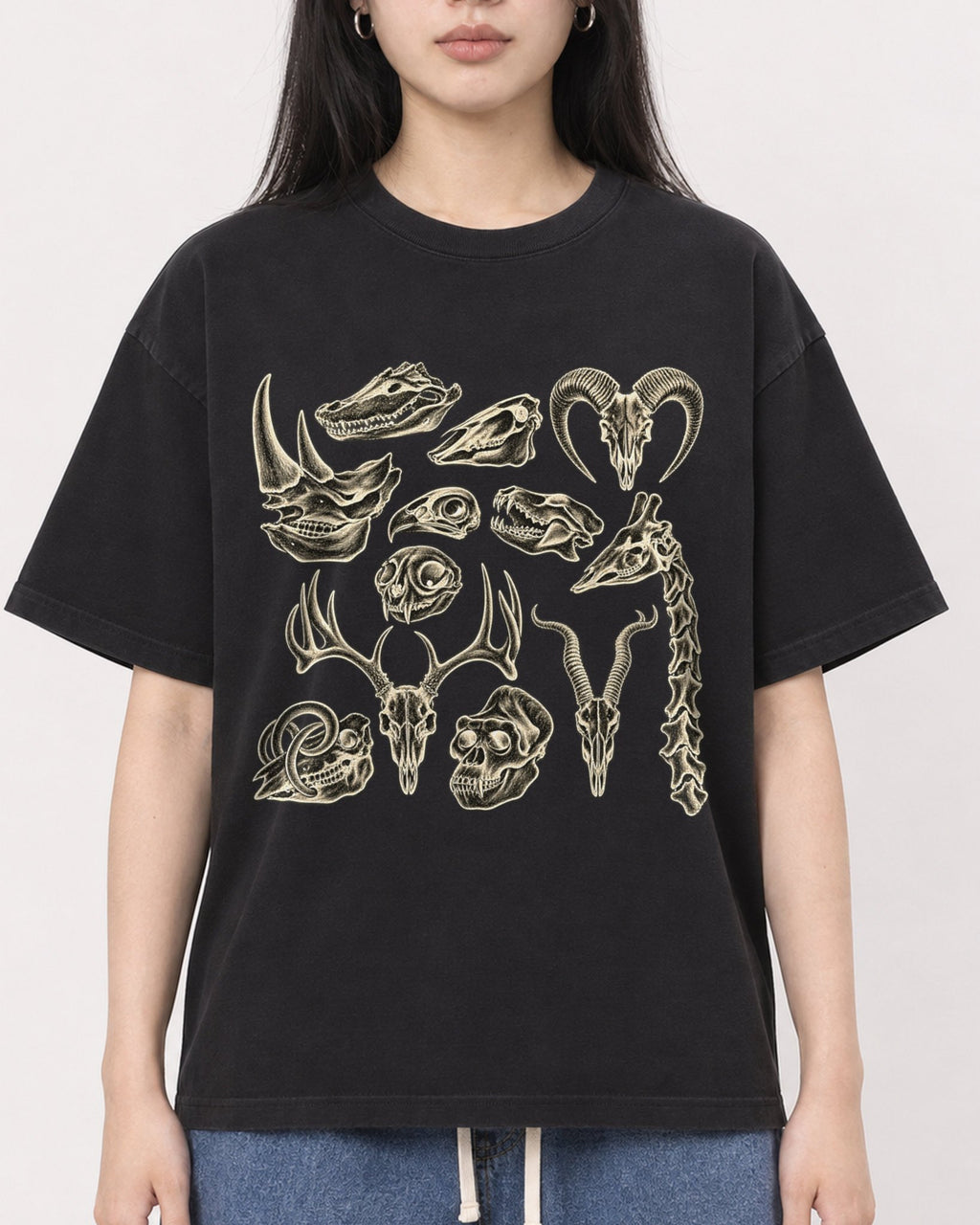Mockup Boxy Heavyweight Tee Black female close-up 01