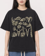 Mockup Boxy Heavyweight Tee Black female close-up 01