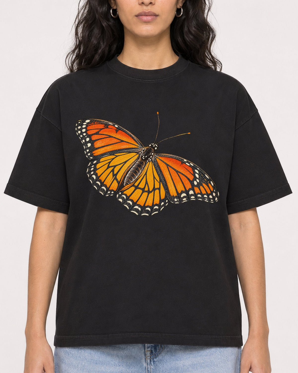 Mockup Boxy Heavyweight Tee Black female close-up 07