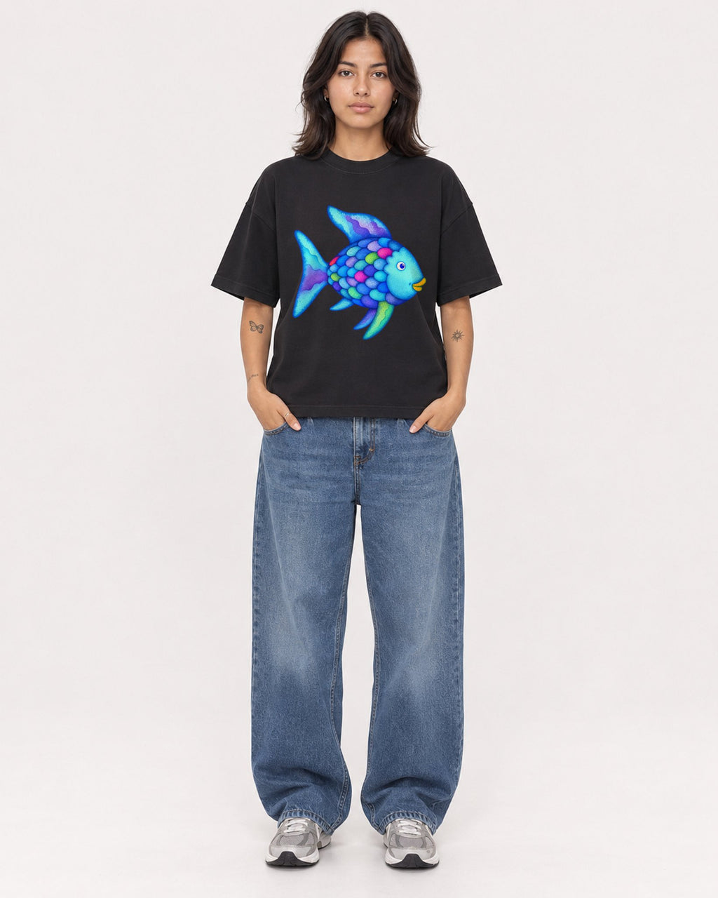 Mockup Boxy Heavyweight Tee Black female full-body 36